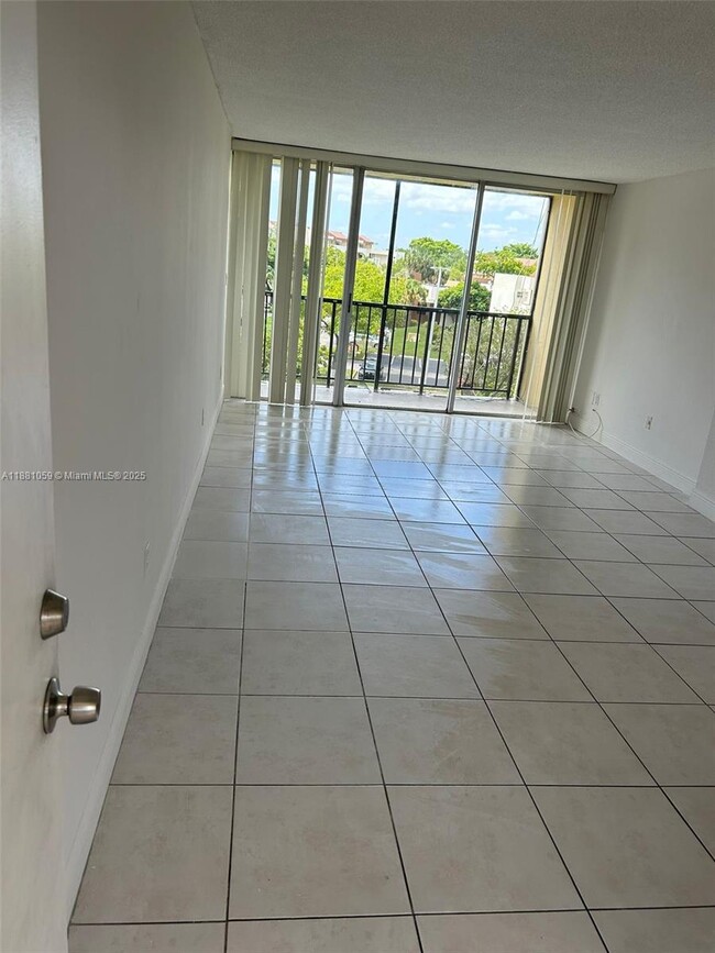 8840 Fontainebleau Blvd, Unit 401 in Miami, FL - Building Photo - Building Photo