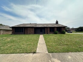 319 Shea St in Garland, TX - Building Photo