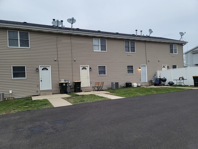 112 Colonial Pkwy in Yorkville, IL - Building Photo - Building Photo