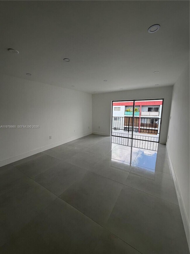 6070 W 19th Ave in Hialeah, FL - Foto de edificio - Building Photo