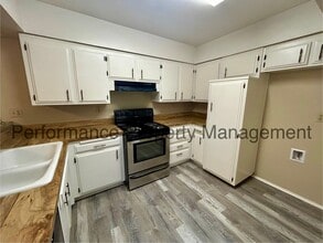 2626 Cleo Ct in Bakersfield, CA - Building Photo - Building Photo