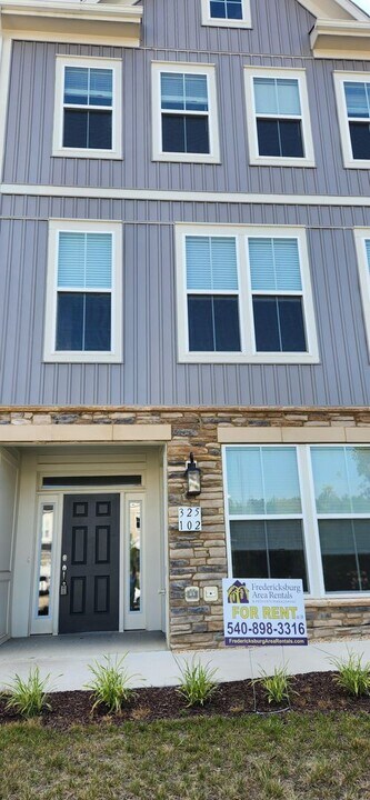 325 Crab Apple Dr in Stafford, VA - Building Photo