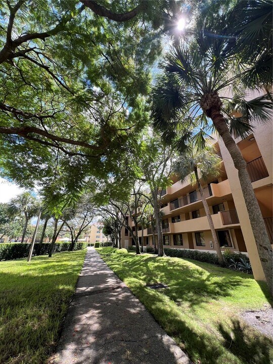 8592 W Sunrise Blvd in Plantation, FL - Foto de edificio