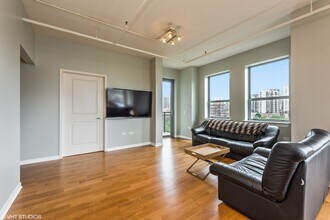 437 W Division St, Unit 610 in Chicago, IL - Building Photo - Building Photo