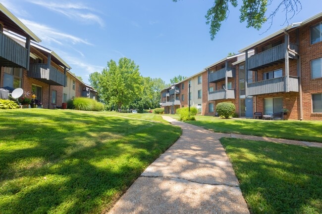 Waterford Square in Florissant, MO - Foto de edificio - Building Photo
