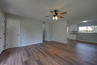 806 W Jefferson St in Brenham, TX - Foto de edificio - Building Photo