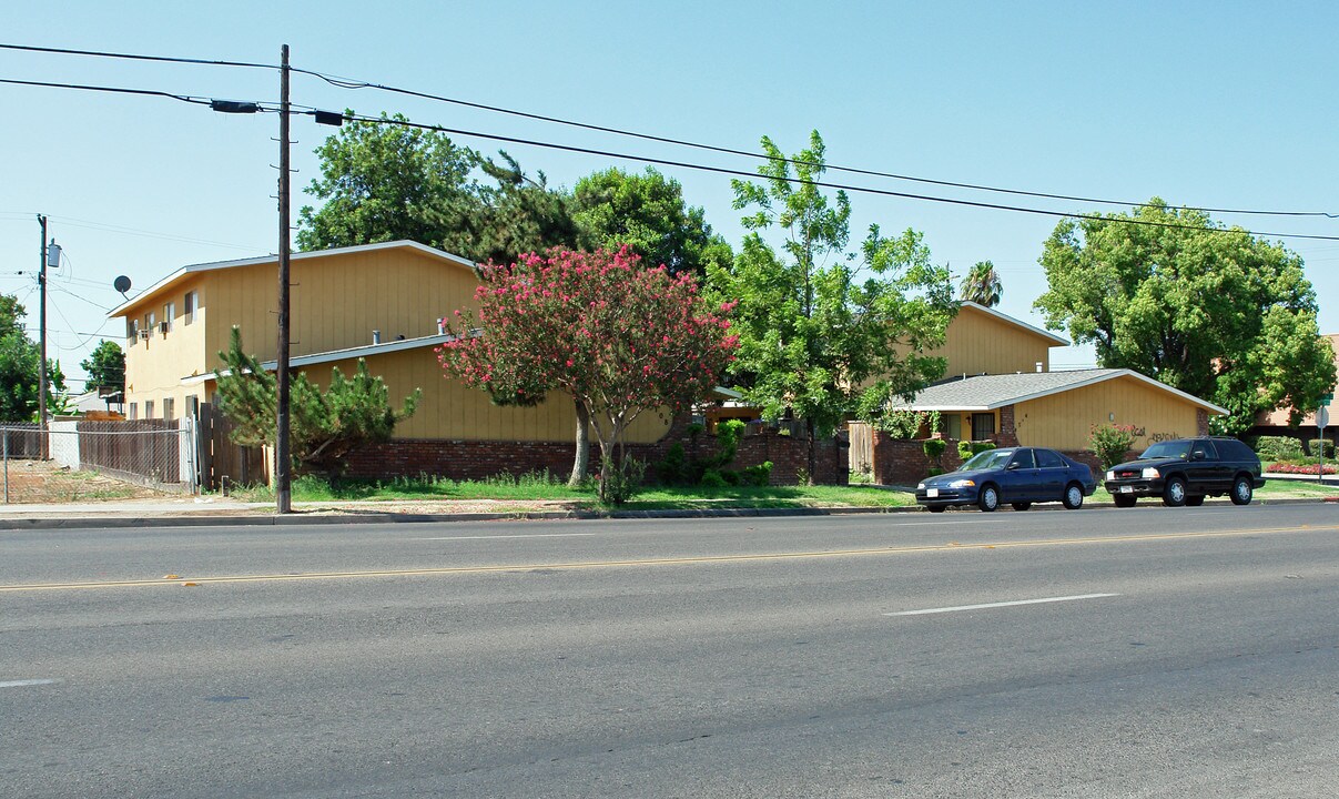 Twin Pines East in Fresno, CA - Building Photo