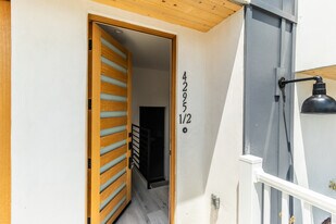 4295 1/2 Tujunga Ave in Studio City, CA - Building Photo