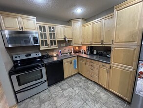 5864 Red Cherry Ln in Minnetonka, MN - Foto de edificio - Building Photo