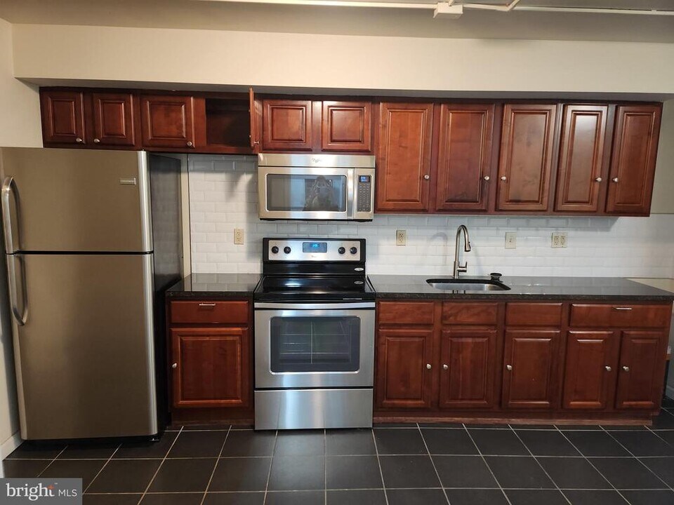 230 Arch St in Philadelphia, PA - Building Photo