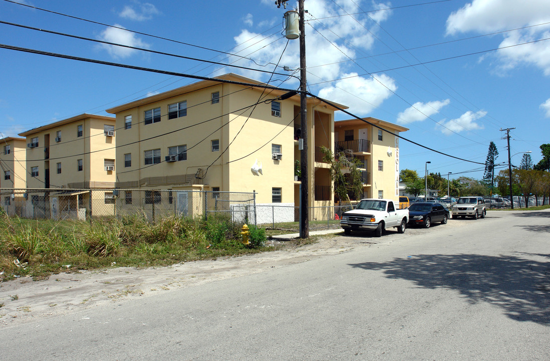 14100-14140 NW 24th Ct in Opa Locka, FL - Foto de edificio