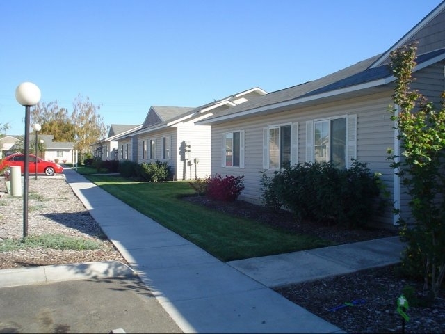 Valley Commons I & II Apartments in Sunnyside, WA - Building Photo