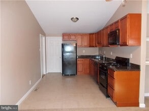 660 Windsor Ave in Maple Shade, NJ - Building Photo - Building Photo