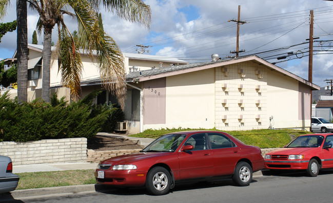 1300-1320 Heron Ave in El Cajon, CA - Foto de edificio - Building Photo