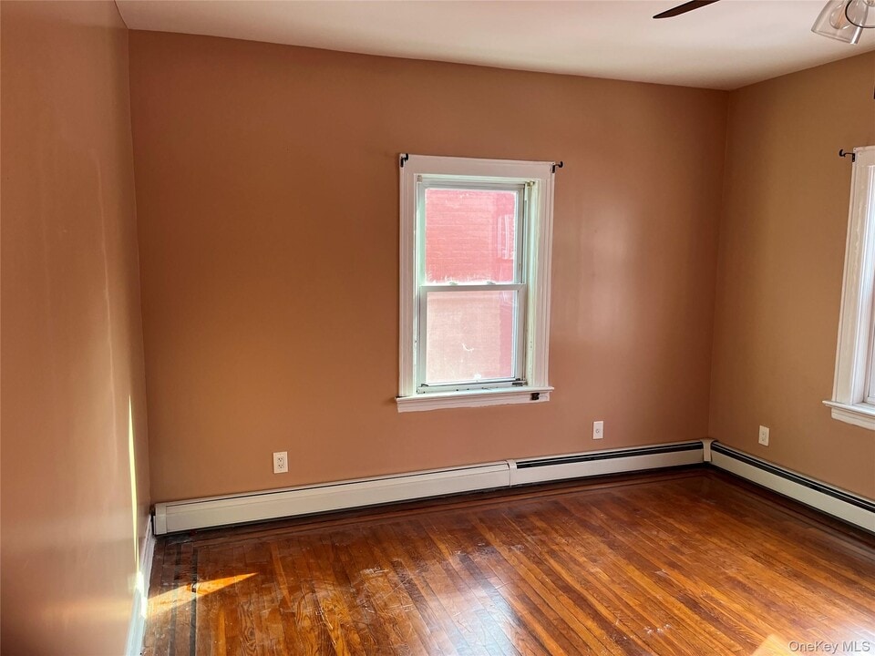 88-27 208th St in Queens, NY - Building Photo