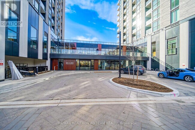 3079 Trafalgar Rd in Oakville, ON - Building Photo - Building Photo