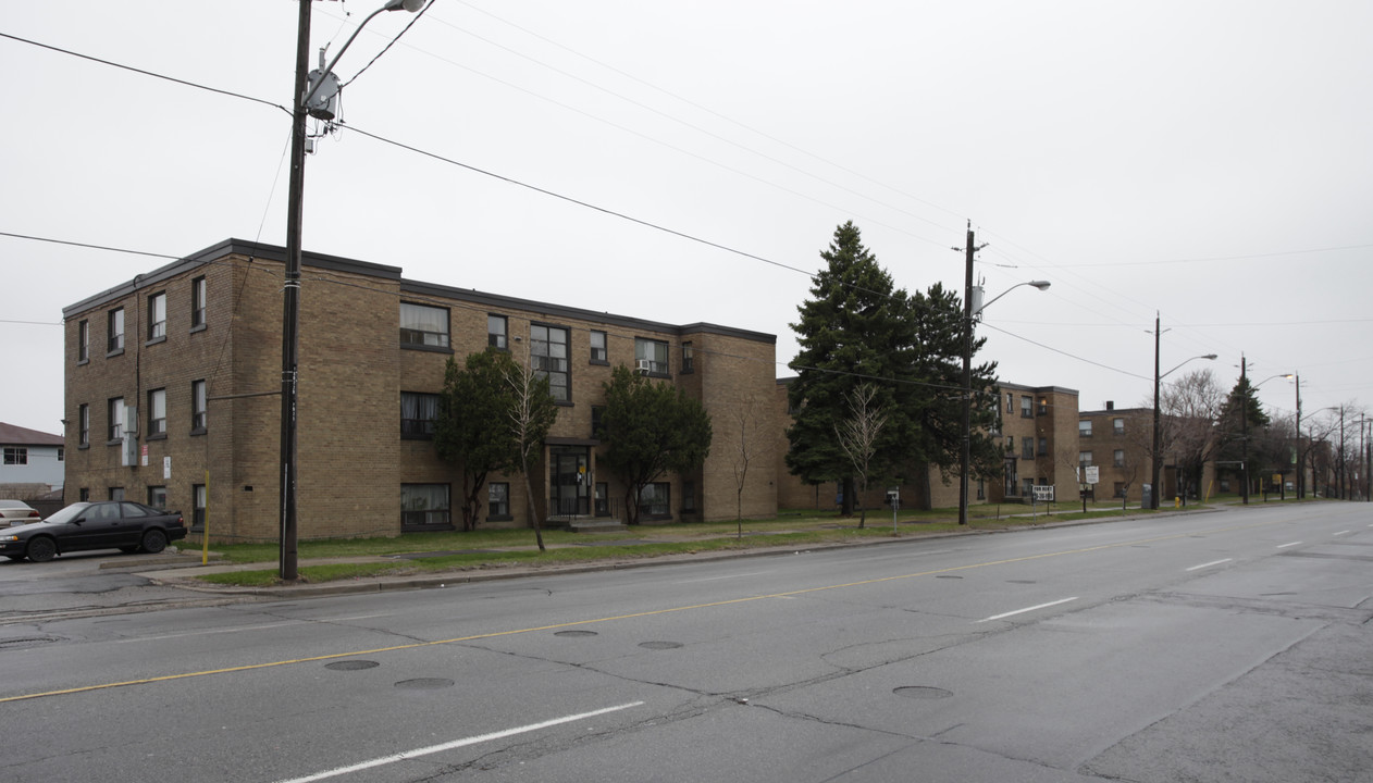 WILSON APARTMENTS in Toronto, ON - Building Photo