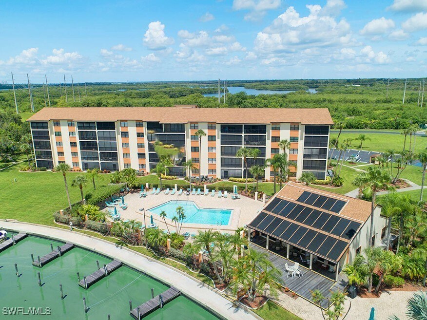 16100 Bay Pointe Blvd in North Fort Myers, FL - Foto de edificio