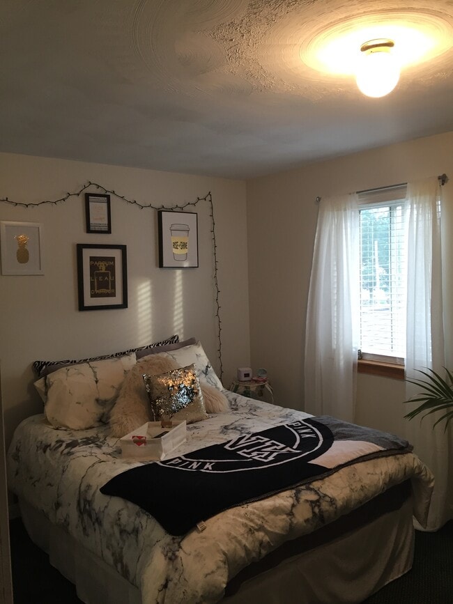 18 Cherry St, Unit D in Phoenix, NY - Foto de edificio - Building Photo