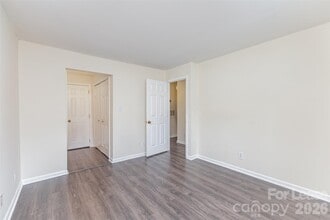 1101 E Morehead St in Charlotte, NC - Building Photo - Building Photo