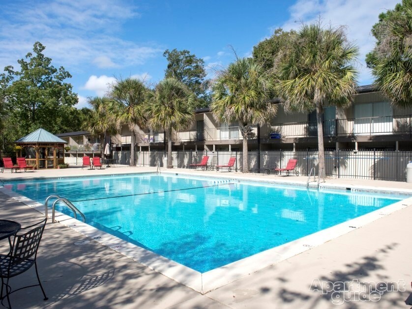 Hampton Court Apartments in Baton Rouge, LA - Building Photo
