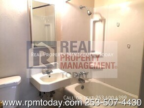 8420 S Tacoma Way in Lakewood, WA - Building Photo - Building Photo