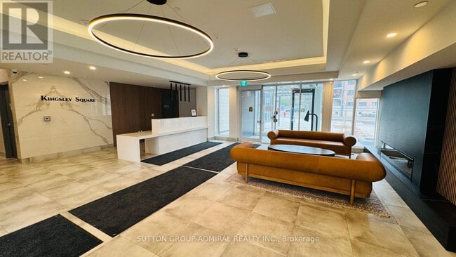 705 Davis Dr in Newmarket, ON - Building Photo - Building Photo