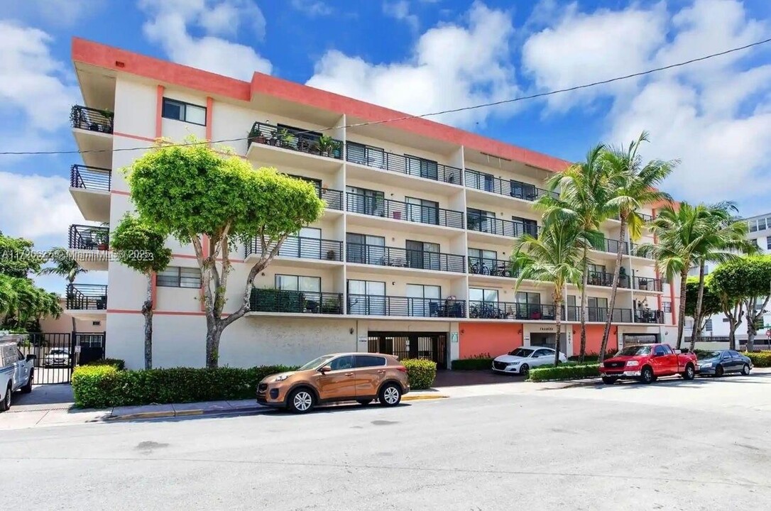 7801 Abbott Ave, Unit 504 in Miami, FL - Building Photo