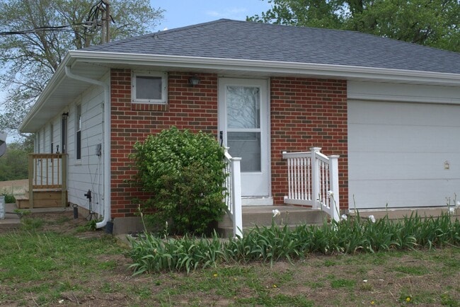 401 State Route H in Fayette, MO - Building Photo - Building Photo