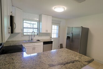 133 Hickory Dr in Ocean Springs, MS - Building Photo - Building Photo