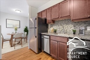 696 Elm Pl, Unit 102 in Highland Park, IL - Building Photo