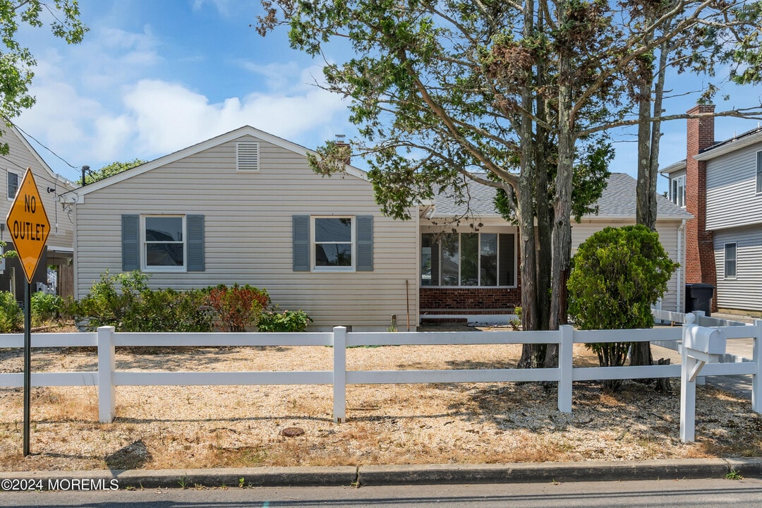 205 S Shore Dr in Toms River, NJ - Building Photo