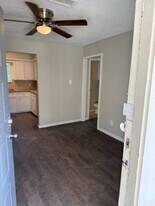 6205 Jackson Rd, Unit D5 in Hitchcock, TX - Building Photo