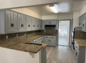 7747 Dentcrest Dr in Dallas, TX - Foto de edificio - Building Photo