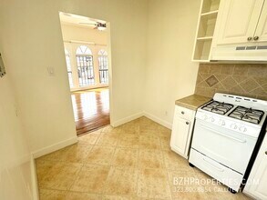 1267 Vin Scully Ave-Unit -1 in Los Angeles, CA - Building Photo - Building Photo