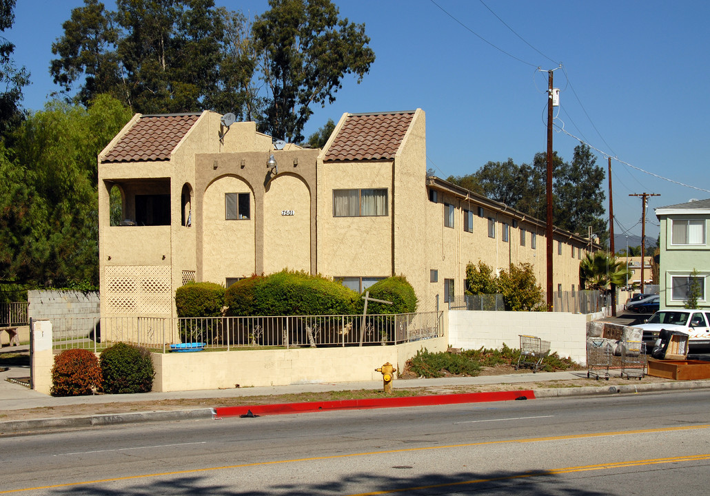 7501 Whitsett Ave in North Hollywood, CA - Building Photo