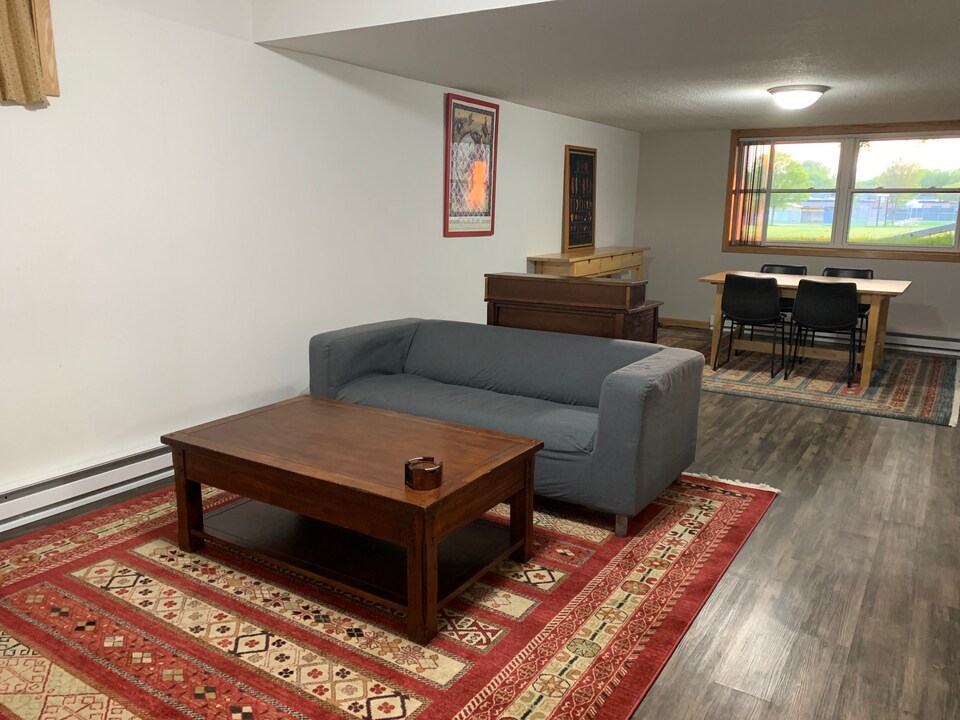 317 N Wasson Ln, Unit B in River Falls, WI - Foto de edificio