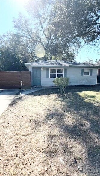 1010 Hawthorn Dr in Pensacola, FL - Foto de edificio - Building Photo