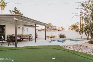 8737 E Rose Ln in Scottsdale, AZ - Building Photo