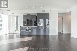 238 Simcoe St in Toronto, ON - Building Photo - Building Photo