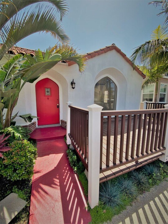 5768 Campo Walk in Long Beach, CA - Building Photo