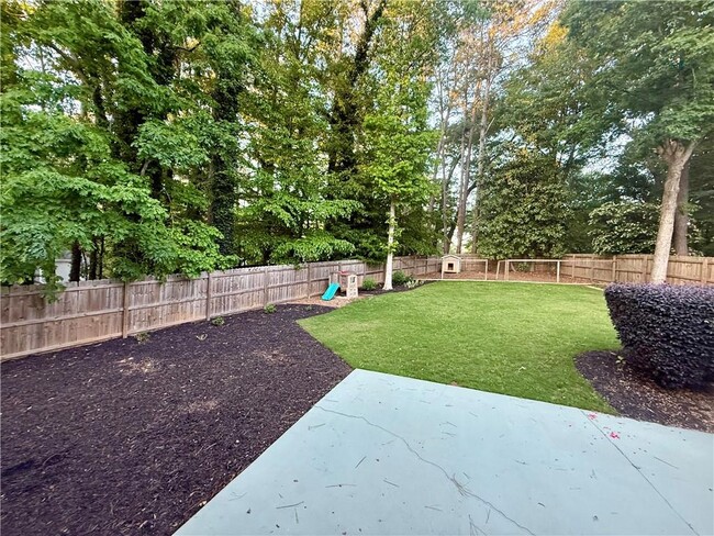 9695 N Pond Cir in Roswell, GA - Foto de edificio - Building Photo