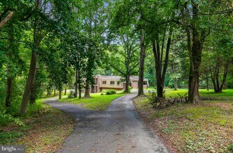 8823 Brook Rd in McLean, VA - Building Photo - Building Photo