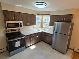 67 Cohoes Rd, Unit One Bedroom in Watervliet, NY - Building Photo