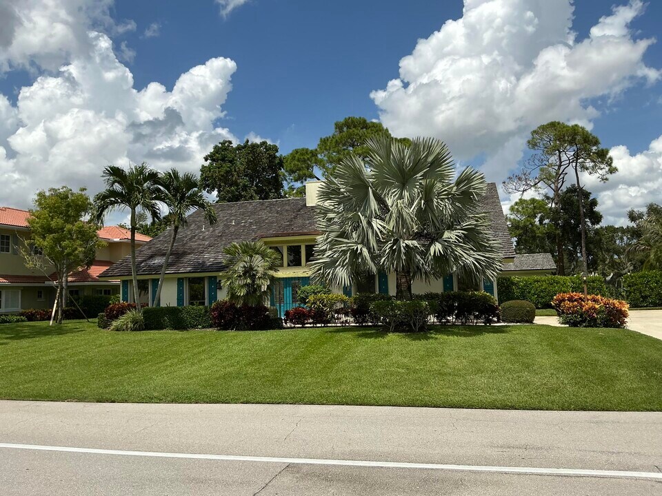 4559 S Lake Dr in Boynton Beach, FL - Building Photo