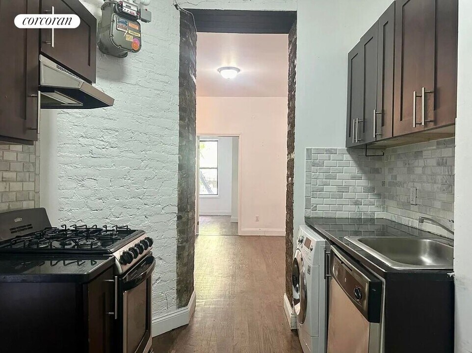 215 E 4th St in New York, NY - Building Photo