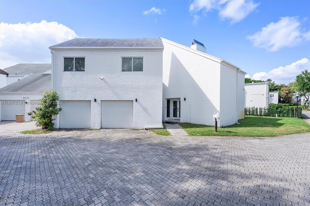 1981 S Oak Haven Cir in Miami, FL - Building Photo