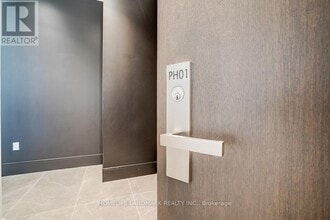 1 Yorkville Ave in Toronto, ON - Building Photo - Building Photo