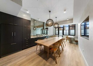 213 W Chicago Ave in Chicago, IL - Building Photo - Building Photo