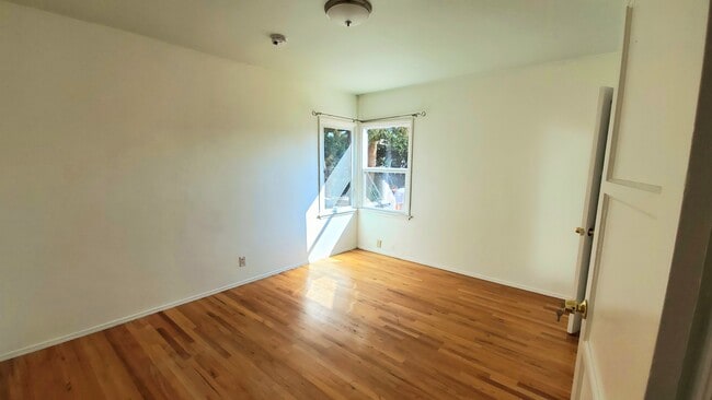 7038 Yarmouth Ave in Reseda, CA - Foto de edificio - Building Photo